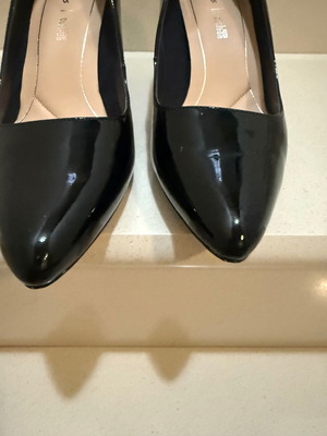 Clarks black patent leather pumps size 39 like new