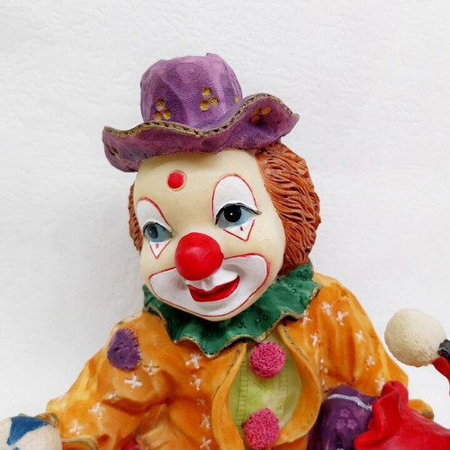 Clown figure made of hand-painted poliresin like new