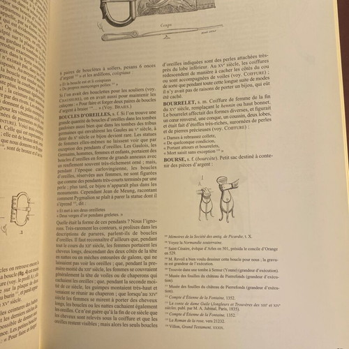 Le costume médiéval book like new, French edition