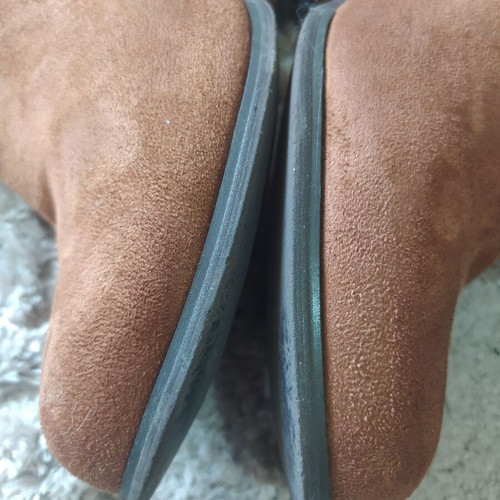 Suede tabba ankle boots like new with medium heel size 37
