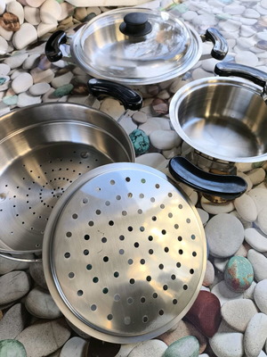 Set of 2 stainless steel pots with Pyrex lid and metal strainer new