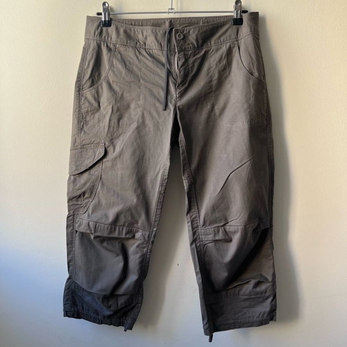 The North Face Cargo Capri women's pants new, size 6, khaki