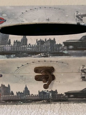London tissue box in good condition with small defect