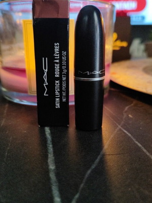 Mac Lipstick Twig new in divine brown shade