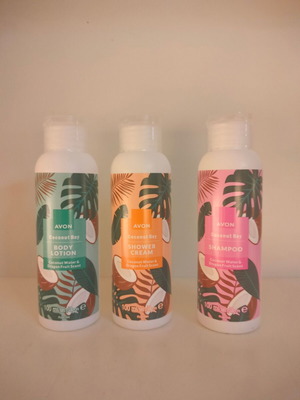 Avon Coconut Bay σετ με σαμπουάν, αφρόλουτρο και λοσιόν σώματος 3x100ml