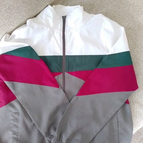 Parachute jacket size M like new with 2 pockets and elastic waist