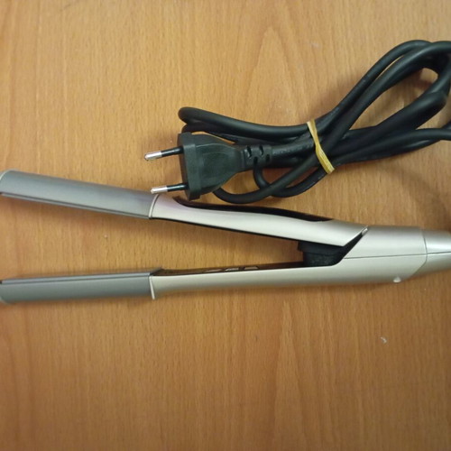 Izzy professional hair straightener