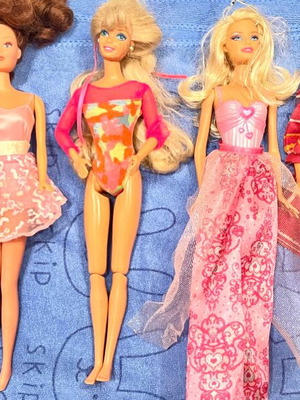 Set of 7 used Barbie dolls 1980-2000 with outfits MATTEL
