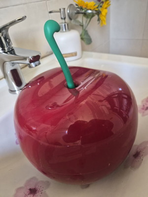 Qualy Cherry θήκη για ρολά υγείας σαν καινούργιο, διακοσμητική