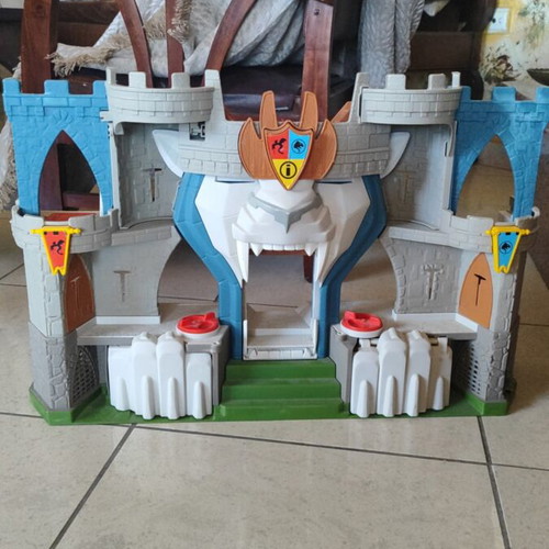 Large castle playset with traps and war details