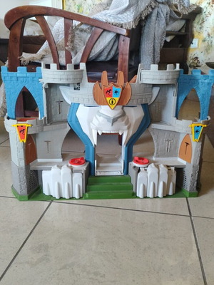 Large castle playset with traps and war details