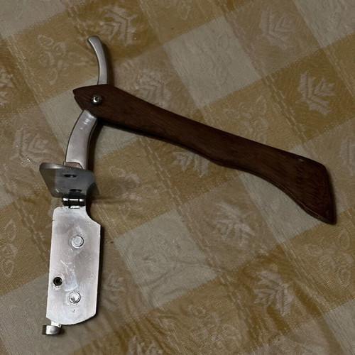 Straight razor with wooden handle like new, classic style