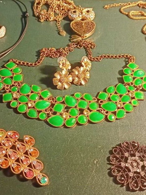 Faux Bijoux set of 9 pieces like new, multicolor and green
