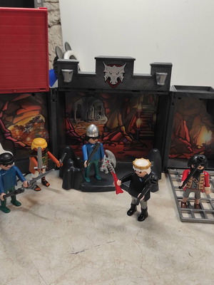 Playmobil Μεσαιωνικό Κάστρο Δράκου μεταχειρισμένο με Ιππότες και Πειρατή