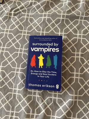 Surrounded by Vampires βιβλίο σαν καινούργιο