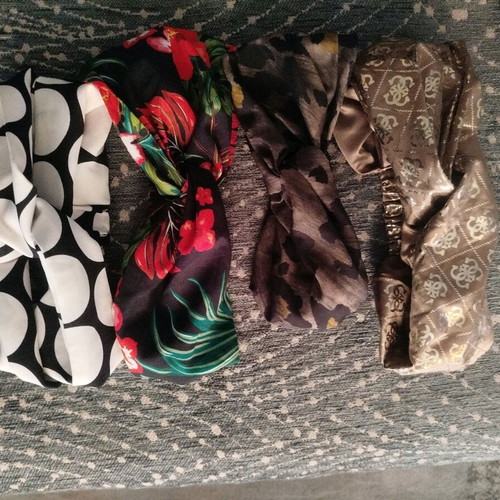 Hairbands-turban set of 4 like new, Guess gold color