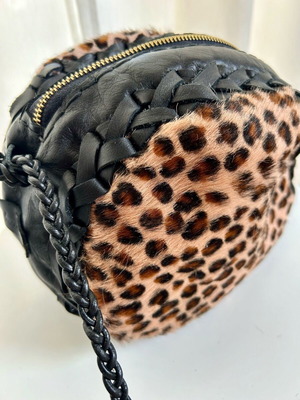 Δερμάτινο τσαντάκι Ελεάννα Κατσίρα καινούριο με μακρύ λουράκι