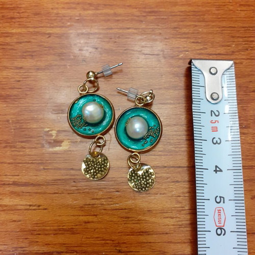 Earrings with cultured pearls and liquid glass