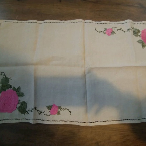 Table linens set of 2 doilies and 2 napkins in excellent condition