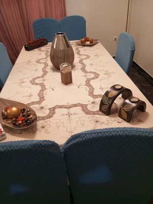 Τραπέζι σαλονιού από μασίφ ξύλο σαν καινούργιο