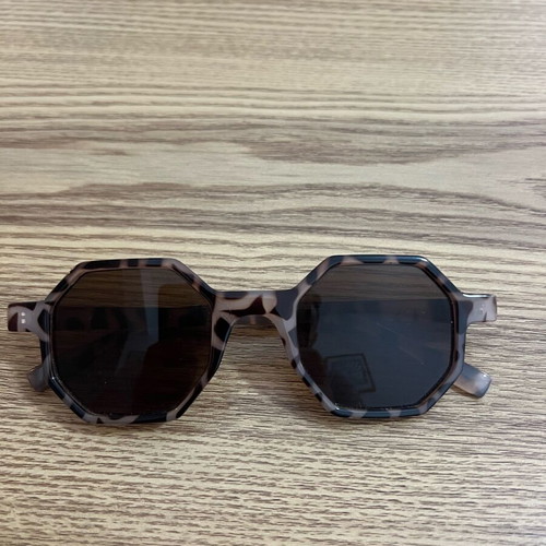 Women's sunglasses used, polygonal shape, tortoiseshell color