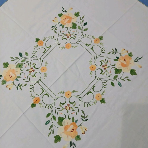 Vintage machine embroidered tablecloth like new, 80×80 cm