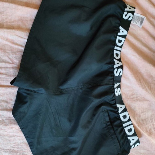Adidas shorts large like new, black