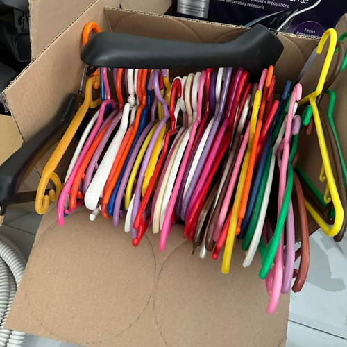 Plastic hangers like new, over 50 pieces, assorted colors
