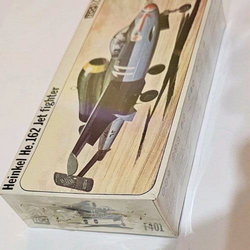 Vintage Heinkel He 162 Jet Fighter Model Kit 1/72 like new