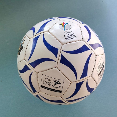 Euro 2000 Nestlé Collectible Soccer Ball like new, authentic