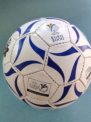 Euro 2000 Nestlé Collectible Soccer Ball like new, authentic