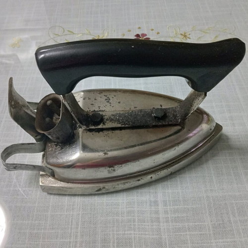 Electric iron from 60s-70s used, cordless