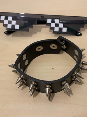 Карнавални очила и гривна с шипове като нови