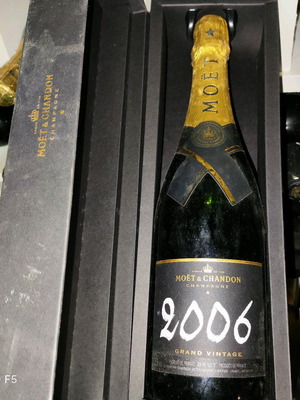 Moët Champagne 2006 new