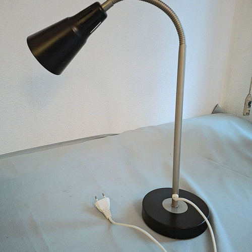 Desk lamp with timeless design