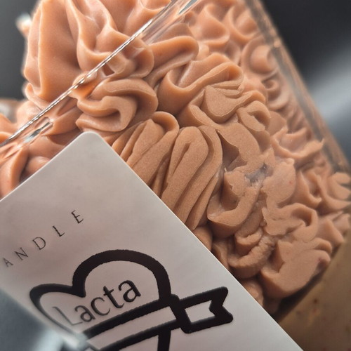 Lacta scented candle like new, chocolate aroma