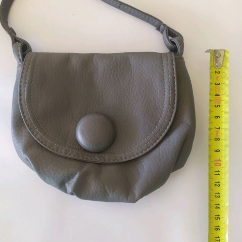 Gray crossbody bag like new with long strap and magnetic closure