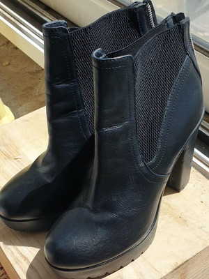 Black leather ankle boots size 39 like new, high heel 10 cm