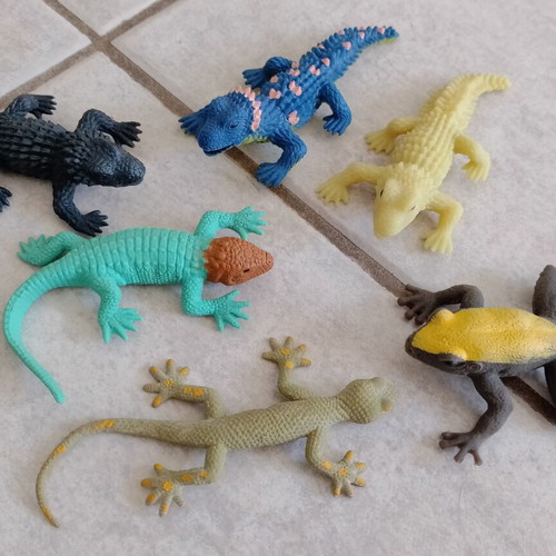 Rubber toys set of six used, 5 lizards and 1 frog
