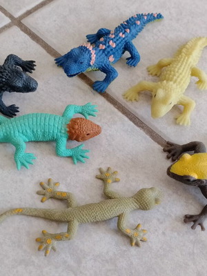 Rubber toys set of six used, 5 lizards and 1 frog