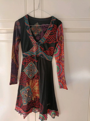 Φόρεμα Desigual εφαρμοστό βαμβακερό αφόρετο XS