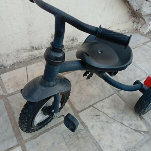 Children's tricycle like new with adjustable handle and canopy