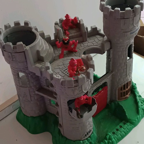 Fisher-Price castle with knights used, 7 figures