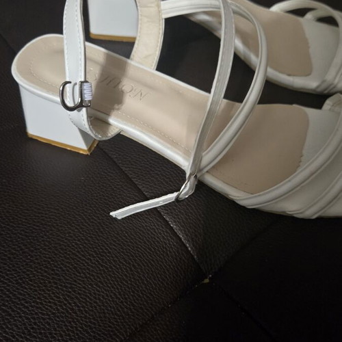 Sandals women's low white with thick square heel like new