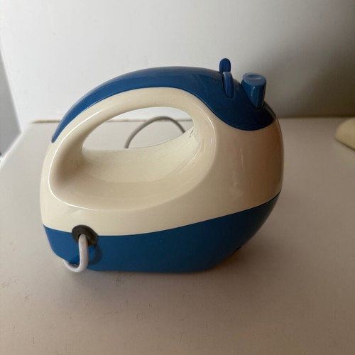Hand Mixer new with two beaters and instructions