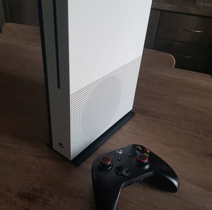 Xbox one s + controller+ rechargeable battery Xbox
