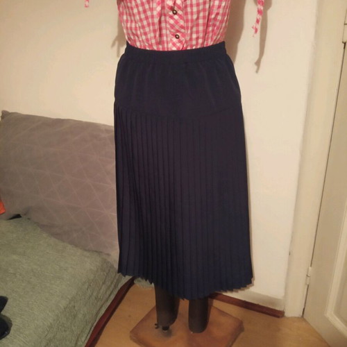 Pleated blue skirt used with elastic waist, size 50
