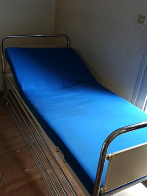 Κρεβάτι νοσηλείας πτυσσόμενο μεταχειρισμένο με προστατευτικό κάγκελο και στρώμα