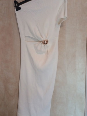 Zini dress white like new with small cutout and rib fabric