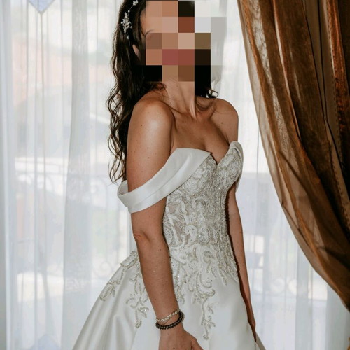 Wedding dress satin ivory like new with crystals, princess style